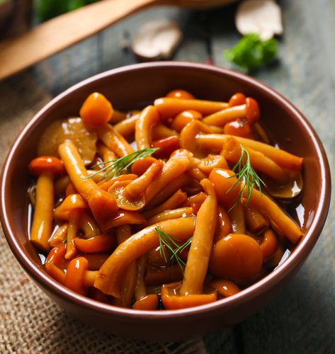 

Опята маринованные Белоручка с луком и чесноком вес