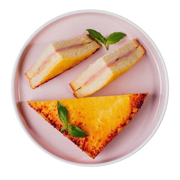 Клаб-сэндвич с запеченным сыром и ветчиной