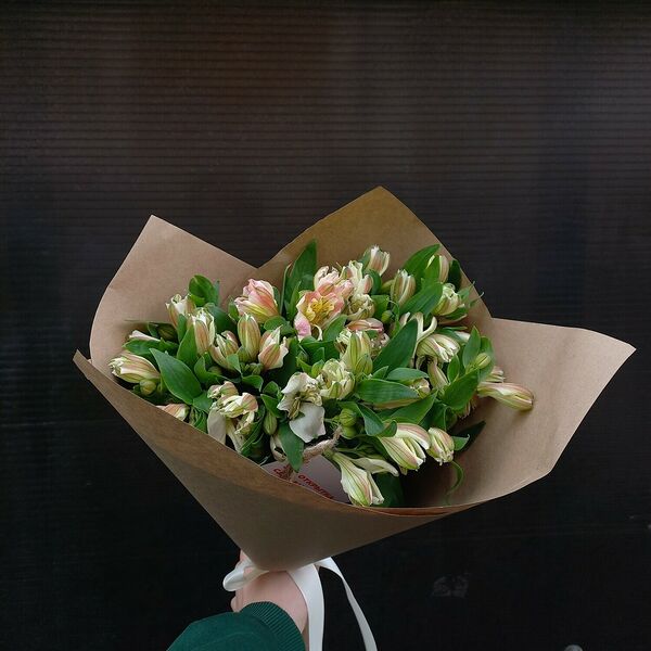 Классический букет альстромерий