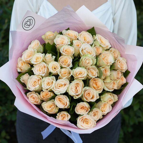 Букет из 45 кремовых роз 40 см (Кения) в розовой пленке