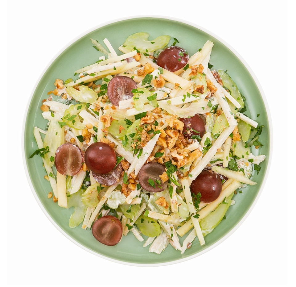 

Салат Уолдорф с яблоком, виноградом и грецким орехом от бренд-шефа АВ, Россия