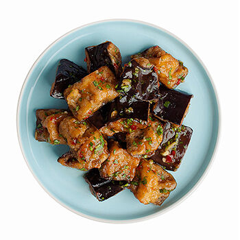 Салат с баклажанами и сладким соусом чили