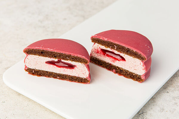 Пирожное веган Sweet бисквит с ягодным суфле, кафе