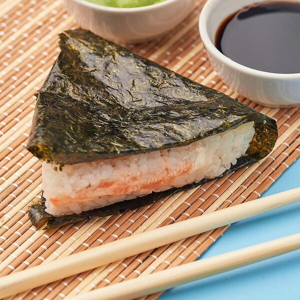 Онигири с лососем и сливочным сыром