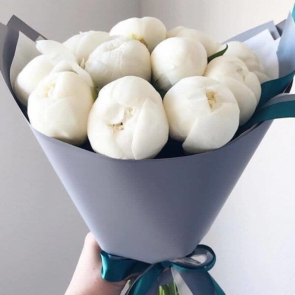 Букет из белых пионов