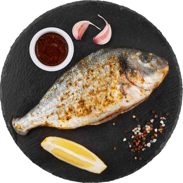 Дорада охлаждённая в маринаде Харисса, потрошёная с головой, (1 штука ~ 300 г)