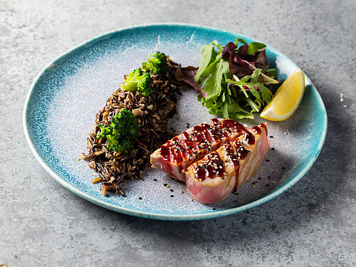 Стейк из тунца с диким рисом и брокколи