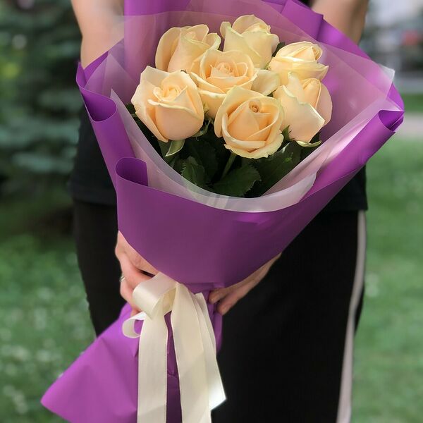 7 персиковых роз