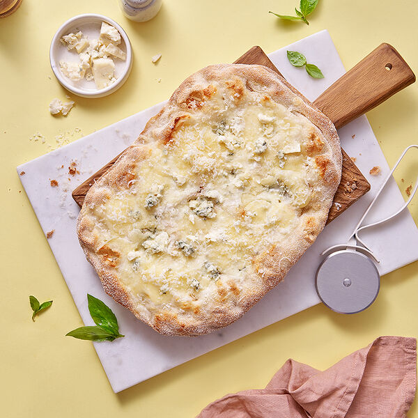 Римская пицца 4 сыра:моцарелла, сыр с голубой плесенью, бри, гойя