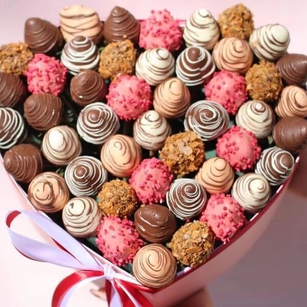 Клубника в шоколаде в большом боксе сердца