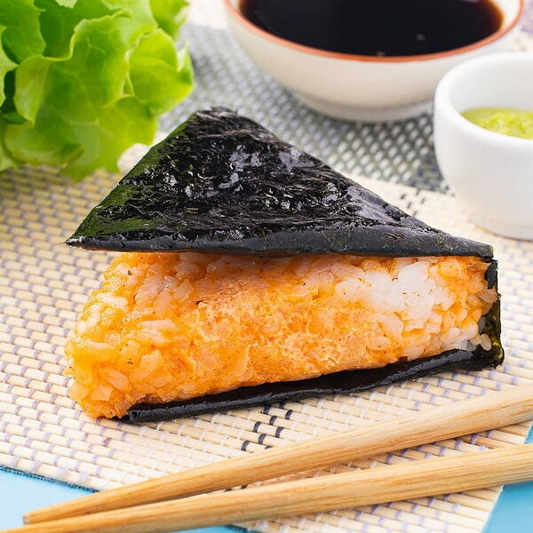 Онигири с креветкой в соусе Том Кха