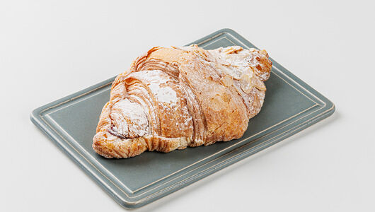 Круассан миндальный с брусникой