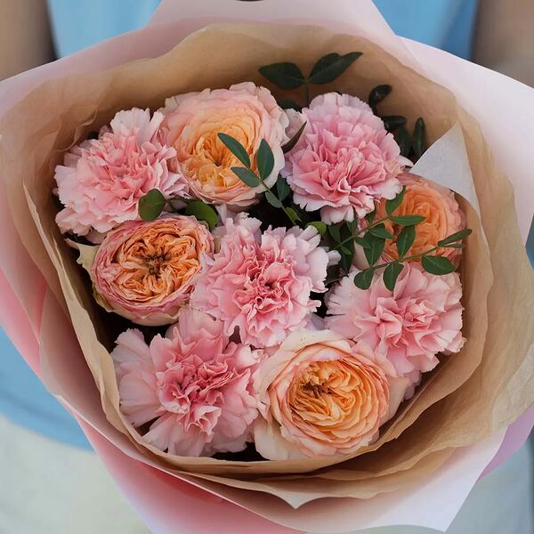 Букет из 4 пионовидных роз Flash Back и 5 розовых гвоздик с фисташкой в розовой пленке