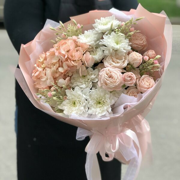 Букет из свежих цветов в нежных тонах