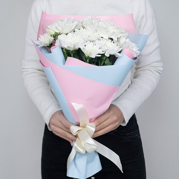 Букет из 3 белых кустовых хризантем в стильной упаковке