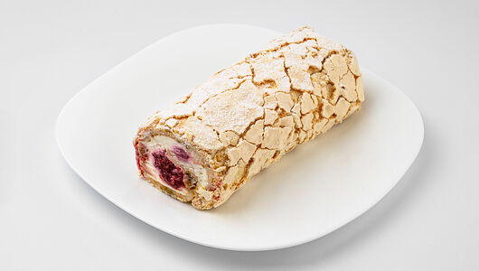 Рулет фисташковый с малиной