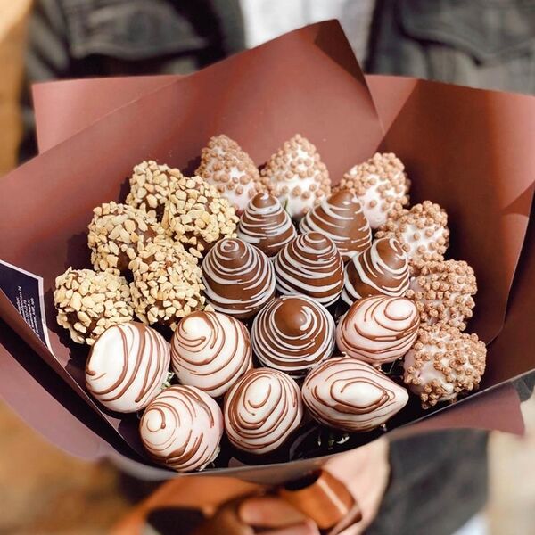 Клубника в шоколаде Восторг М (орех)