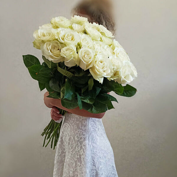 Классический букет из 25 высоких белых роз премиум плантации