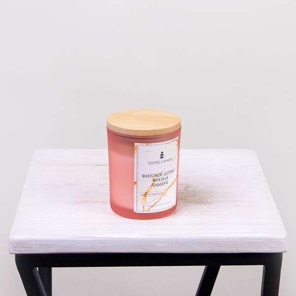 Ароматическая свеча, Янтарная Коллекция, в стакане, с бамбуковой крышкой, Фиговое Дерево, фрезия, бамбук, 200 мл. (Инжир/фрезия/бамбук, D-7, H-9, розовый)