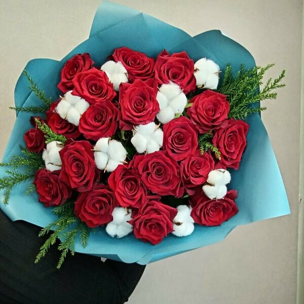 Розы красные с белым хлопком