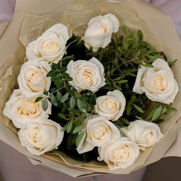 Букет из 11 белых роз Vendela 50 см (Эквадор) с фисташкой