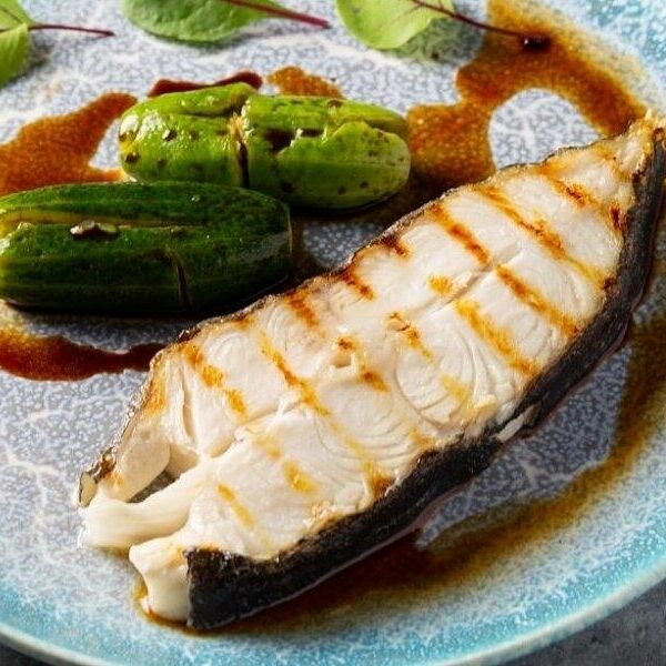 Стейк из палтуса с битыми огурцами