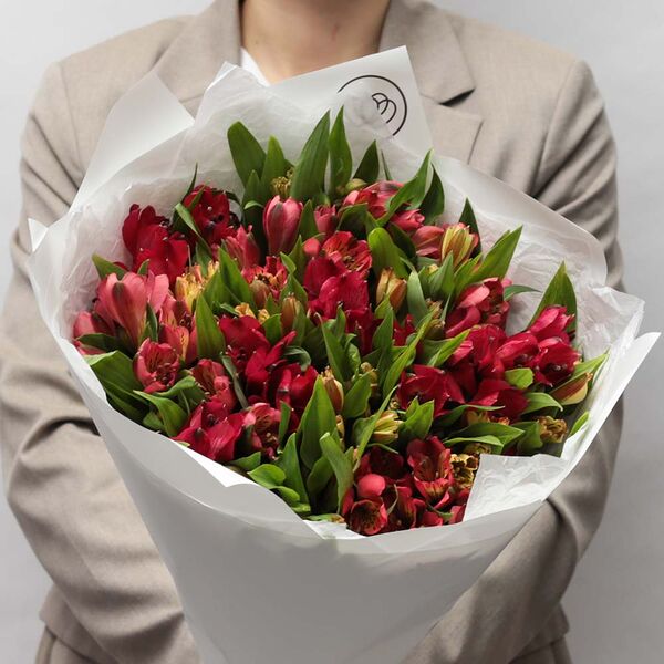 Букет из 25 красных и оранжевых альстромерий