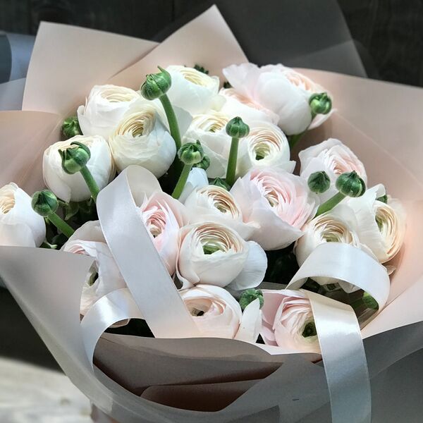 Букет из розовых ранункулюсов