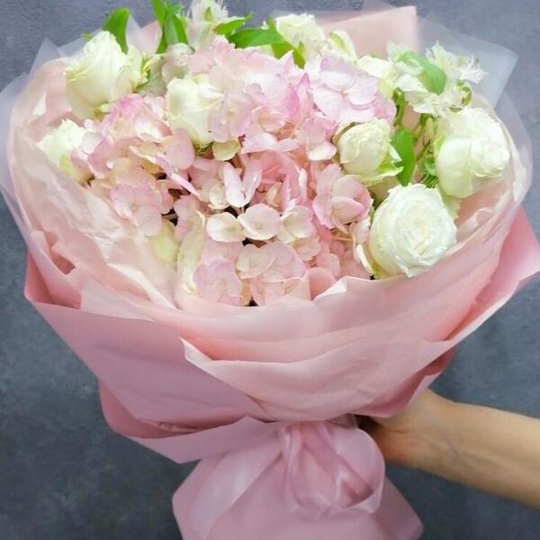 Авторский букет с гортензией, альстромерией и пионовидными розами