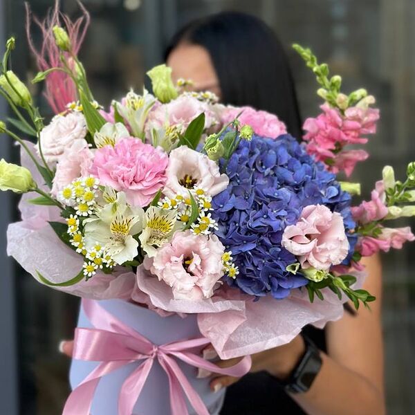 Коробка с гортензией и львиным зевом