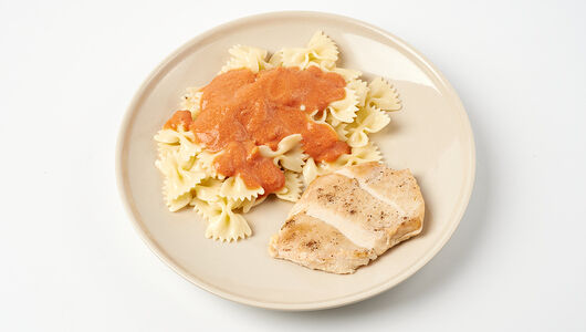 Паста Вкусвилл с курицей гриль и сливочно-томатным соусом, 235г