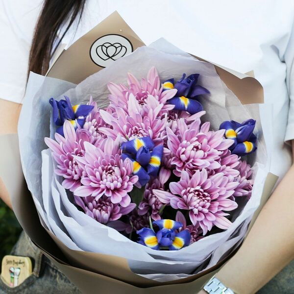 Букет из 3 розовых хризантем и 5 синих ирисов