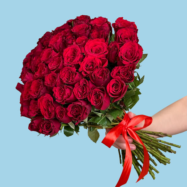 Букет цветов из 51 красной розы 35 см МП лента