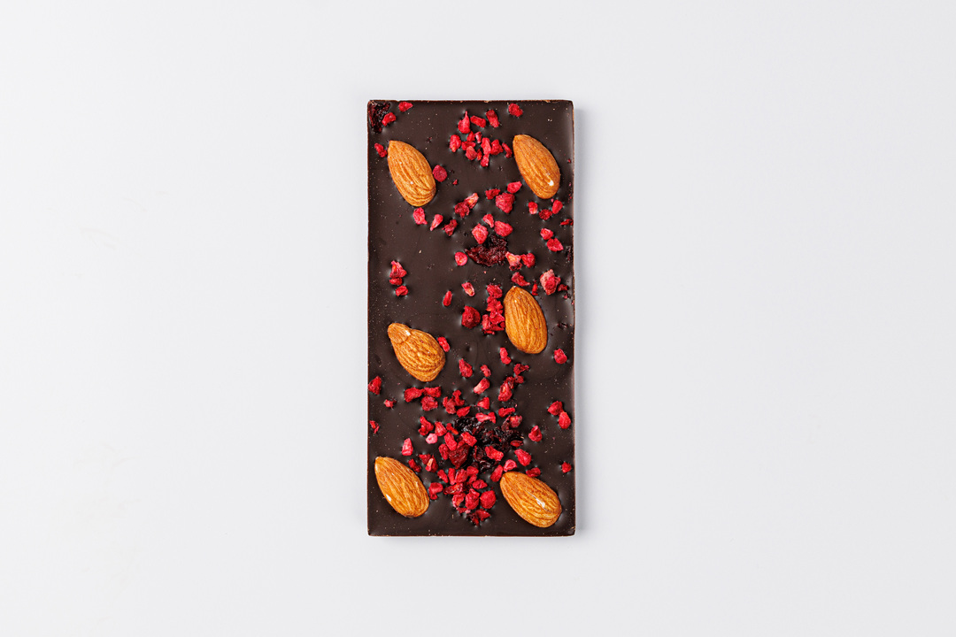 

Шоколад темный миндаль малина вишня 50 г