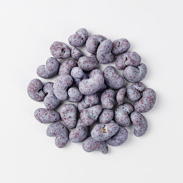 Кешью в белом шоколаде Клитория с черникой