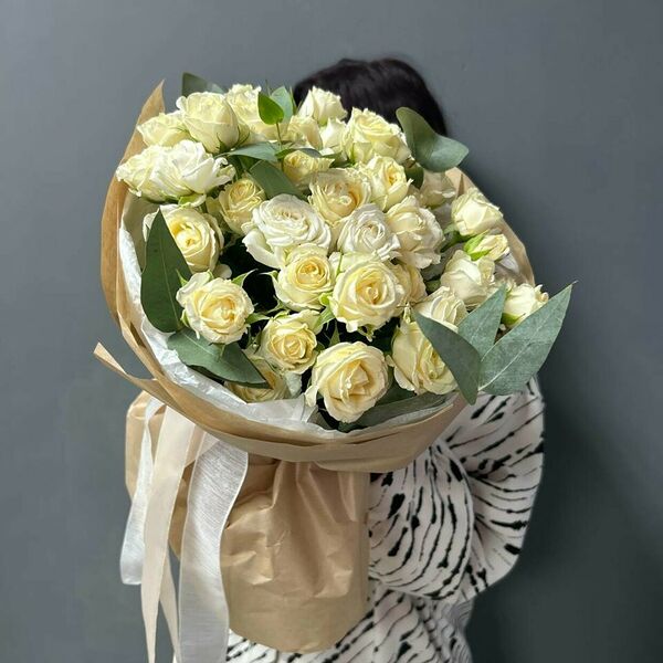 Букет кустовых белых роз и эвкалипта