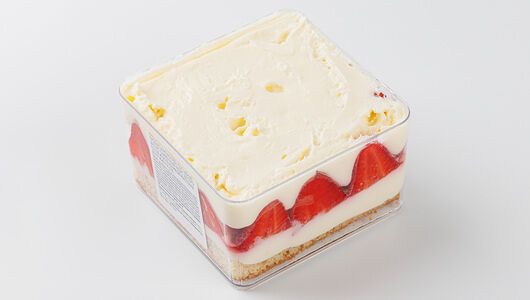 Кейс-десерт со свежей клубникой