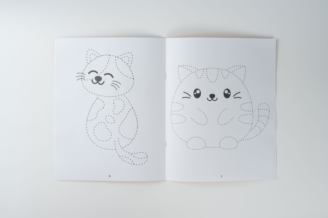 

Книжка-раскраска Котики: обведи и раскрась