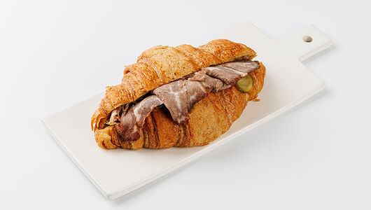 Круассан солодовый с ростбифом и маринованными огурцами 125г