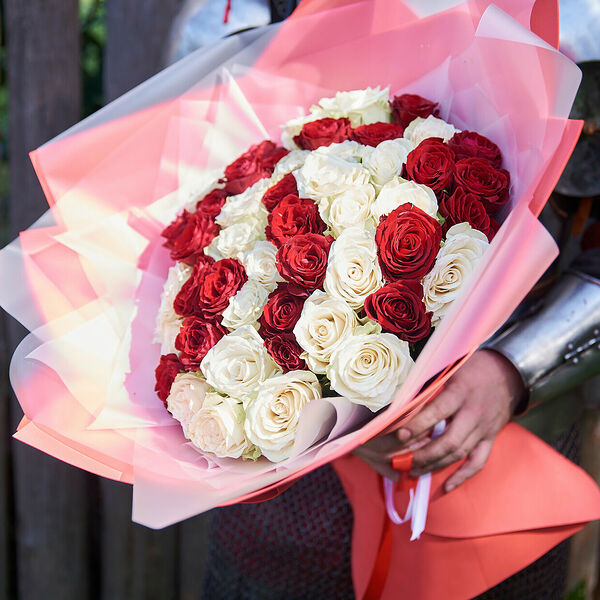 51 красная и белая роза в букете гигант
