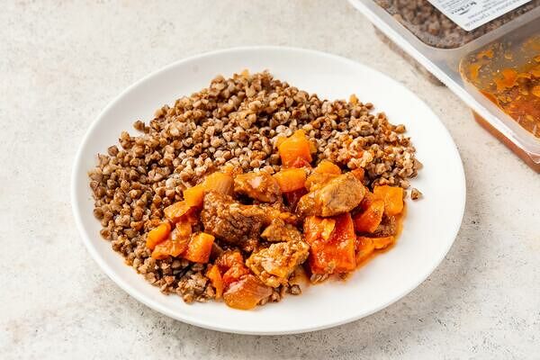 Гуляш из говядины с гречкой