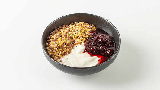 Парфе-гранола с греческим йогуртом и вишневым вареньем