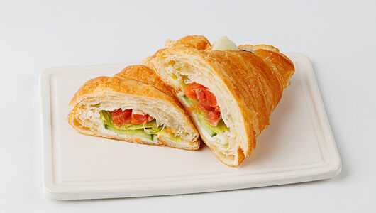 Круассан с семгой и сливочным крем-чизом, кафе