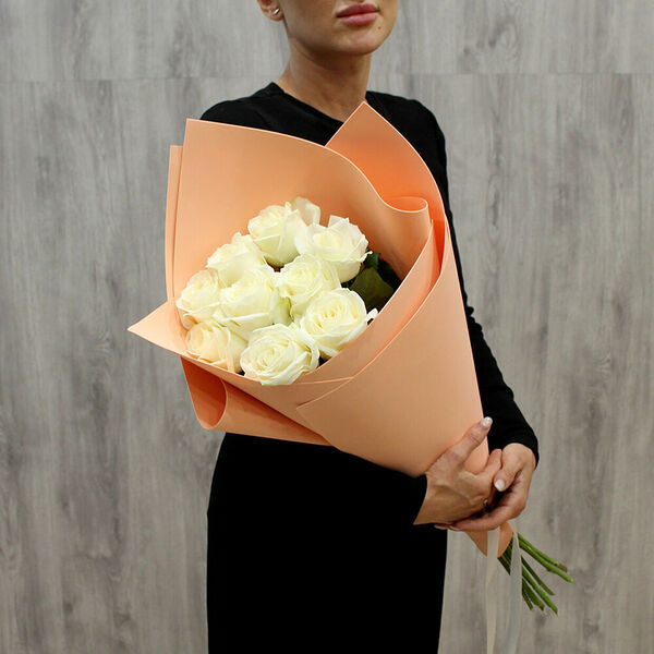 Букет из 9 белых роз 60 см