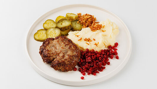 Котлета мясная с картофельным пюре, огурцами и брусникой
