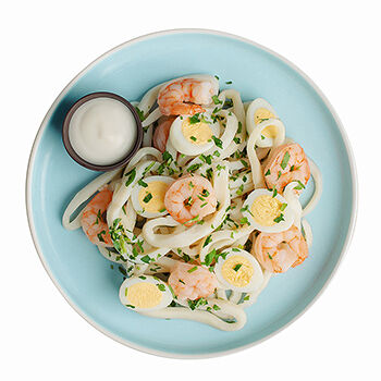 Салат с креветками и кальмарами с соусом айоли 