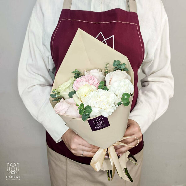 Букет из цветов, авторский букет из гвоздик и роз Цветущая любовь