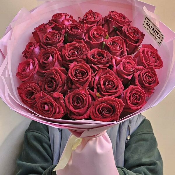 Букет красных роз в дизайнерском оформлении