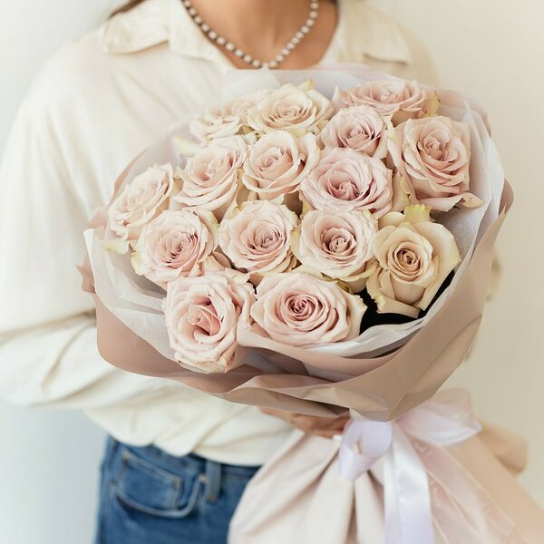 15 пудровых роз с оформлением