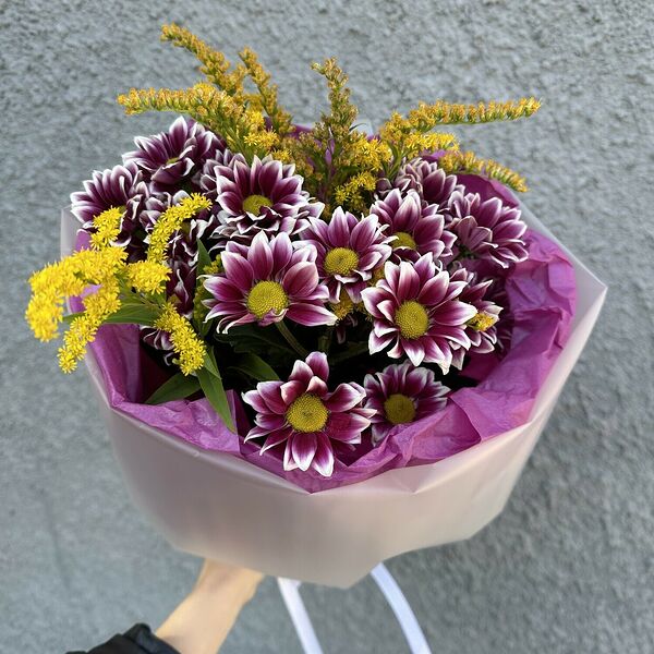 Букет из хризантем и Солидаго